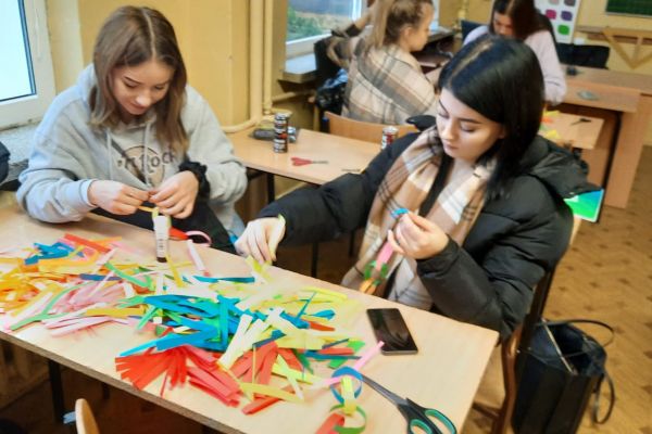 Zdjęcia z produkcji Łańcucha Dobra (akcja Stowarzyszenia Pro Salute - na rzecz dzieci z dystrofia mięśni). Klasy 3b, 2c i 3d