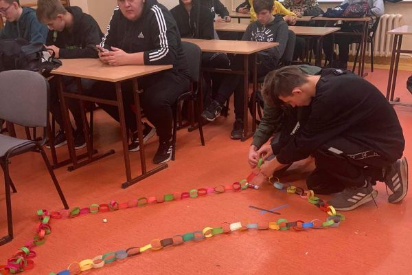 Zdjęcia z produkcji Łańcucha Dobra (akcja Stowarzyszenia Pro Salute - na rzecz dzieci z dystrofia mięśni). Klasy 3b, 2c i 3d