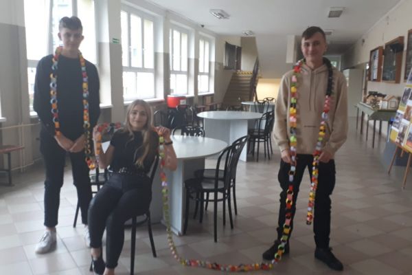 Zdjęcia z produkcji Łańcucha Dobra (akcja Stowarzyszenia Pro Salute - na rzecz dzieci z dystrofia mięśni). Klasy 3b, 2c i 3d